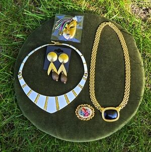 Trifari / Crown Trifari  Gold Tone White Enamal  Black Stone Necklace Others